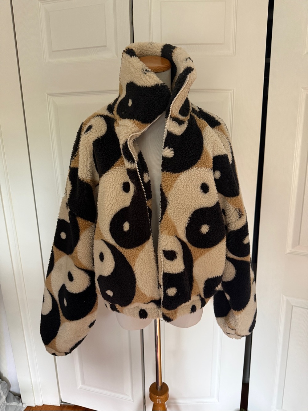 Urban Outfitters Sherpa Zip-Up Jacket in Yin Yang Small